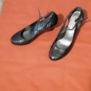 Gray embossed patent leather shoes